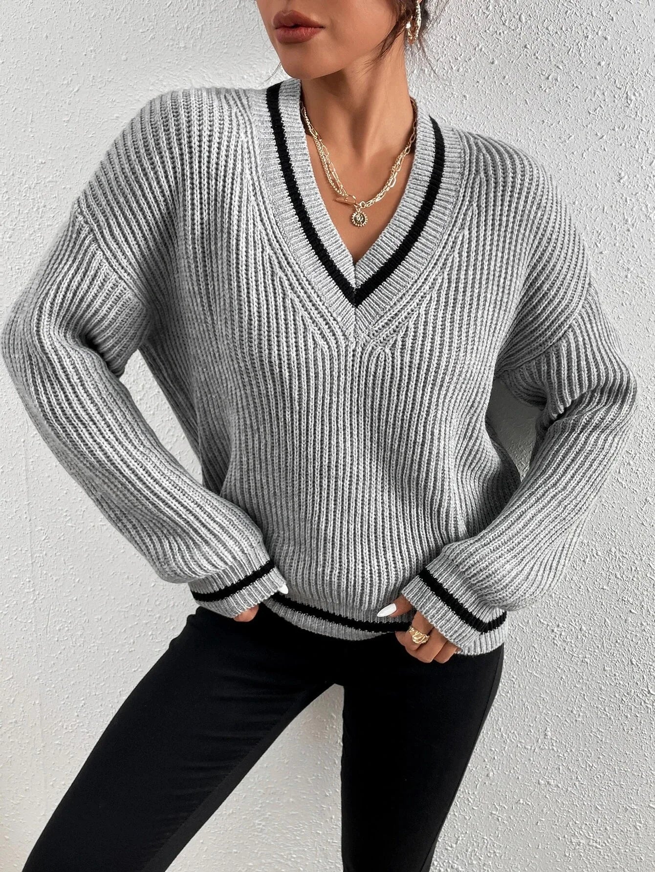 Rina Sweater – Dziewczęcy akcent w codziennej stylizacji