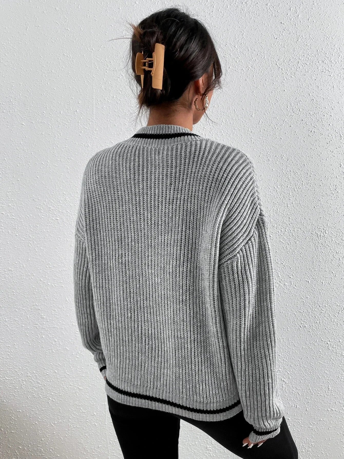 Rina Sweater – Dziewczęcy akcent w codziennej stylizacji