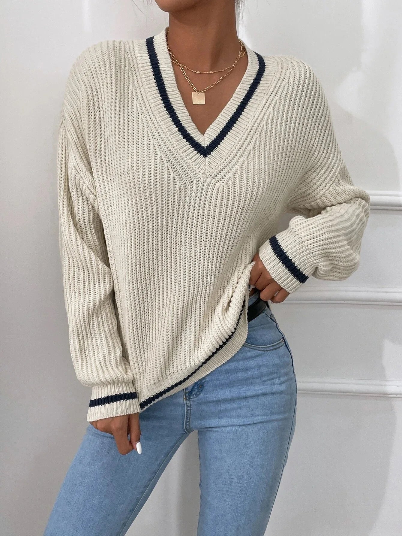 Rina Sweater – Dziewczęcy akcent w codziennej stylizacji