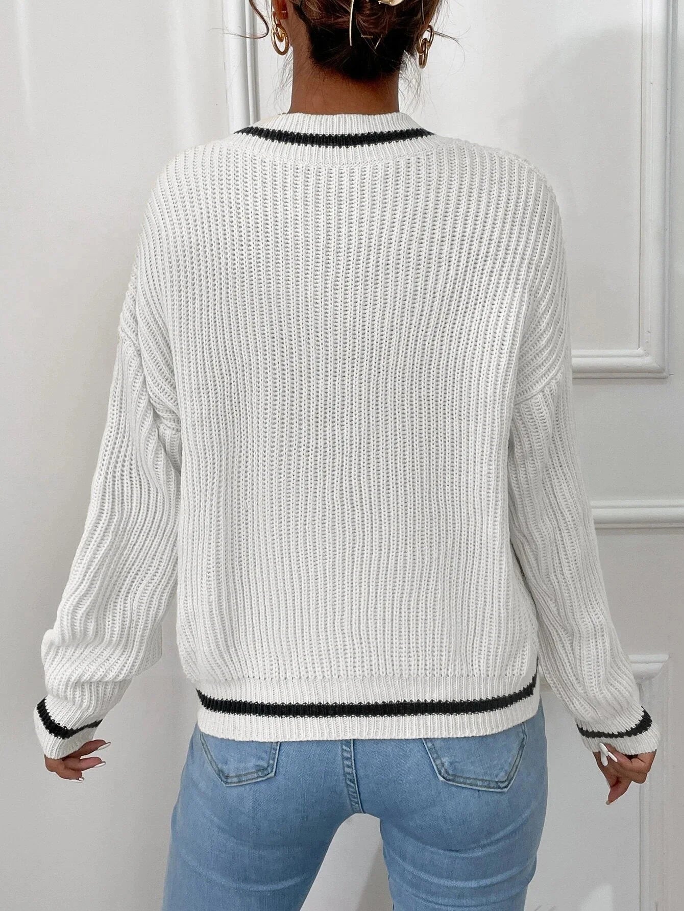 Rina Sweater – Dziewczęcy akcent w codziennej stylizacji