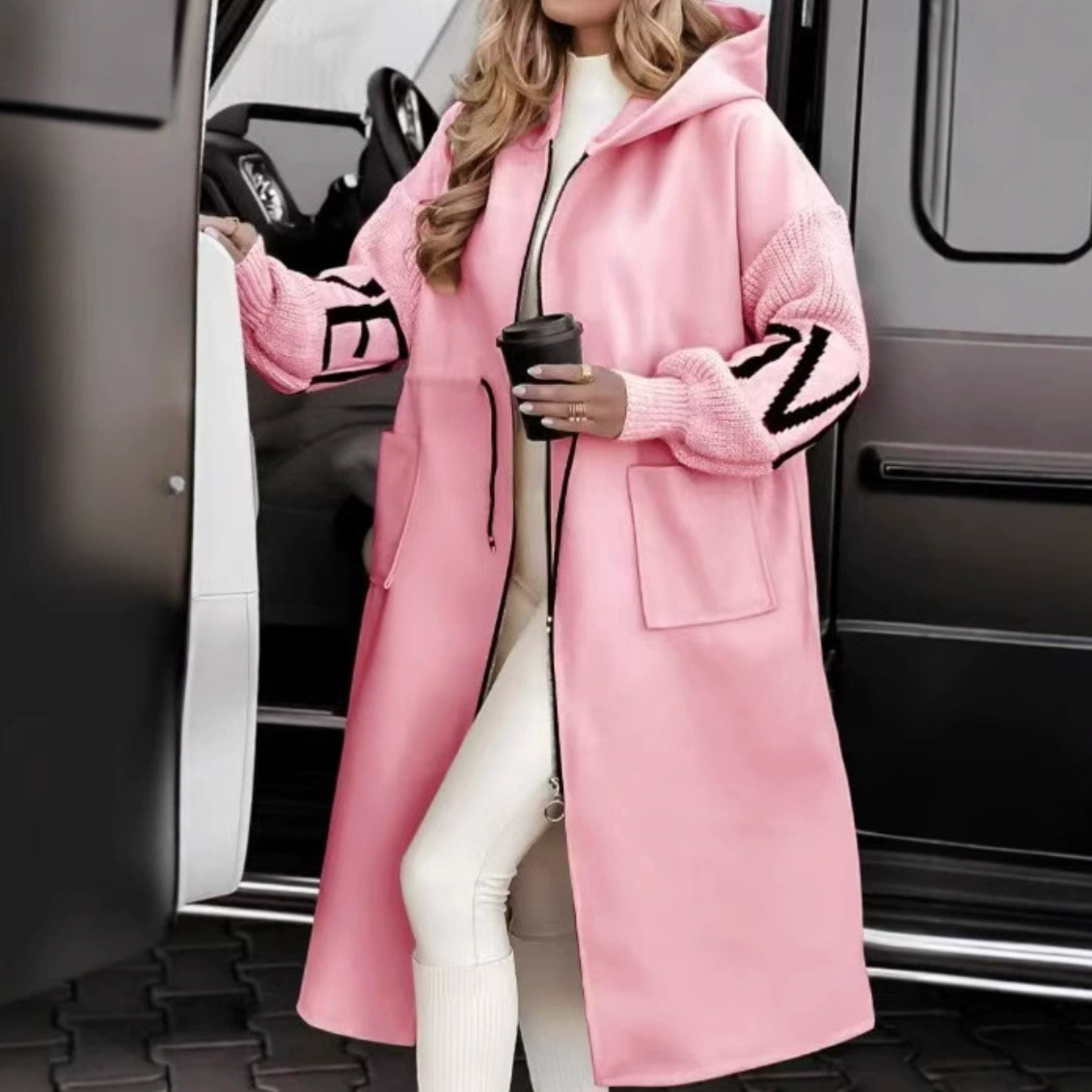 Vera – Długa kremowa kurtka z dzianinowymi rękawami