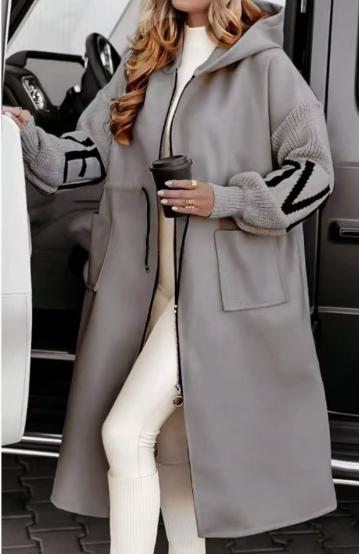 Vera – Długa kremowa kurtka z dzianinowymi rękawami