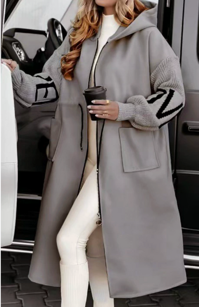 Vera – Długa kremowa kurtka z dzianinowymi rękawami