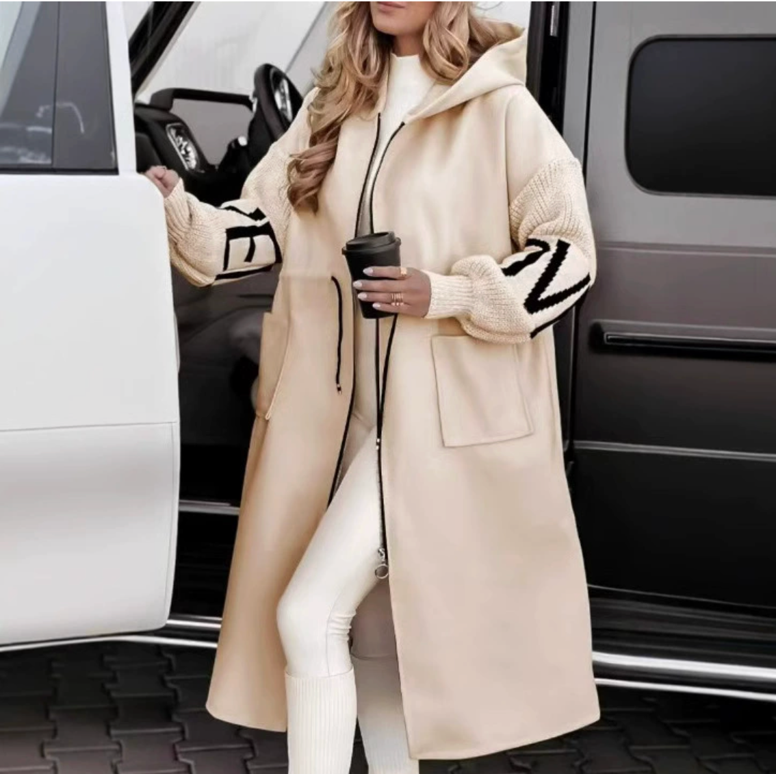 Vera – Długa kremowa kurtka z dzianinowymi rękawami