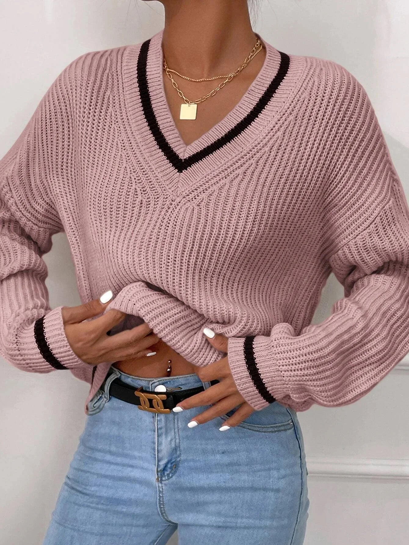 Rina Sweater – Dziewczęcy akcent w codziennej stylizacji