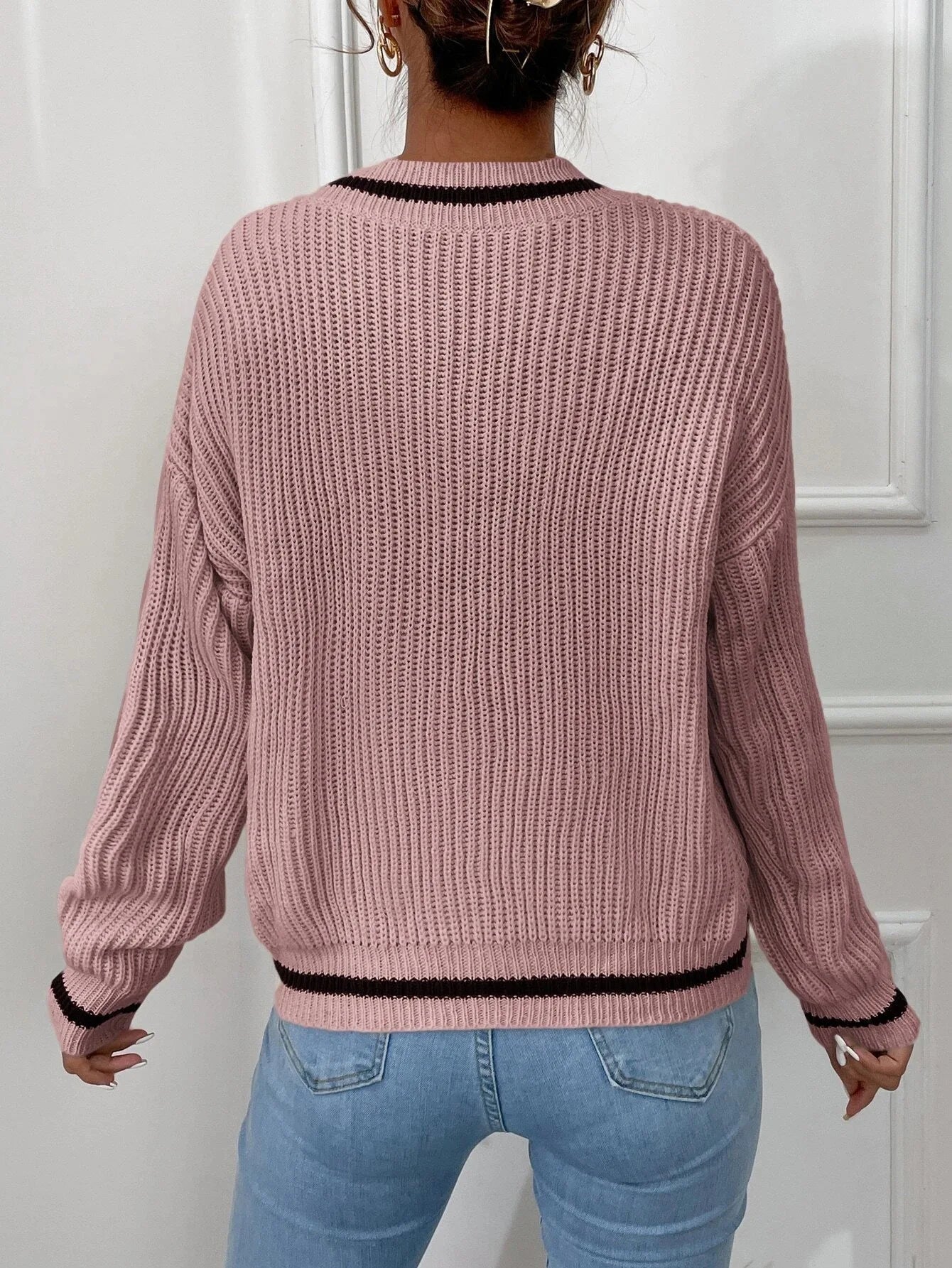 Rina Sweater – Dziewczęcy akcent w codziennej stylizacji
