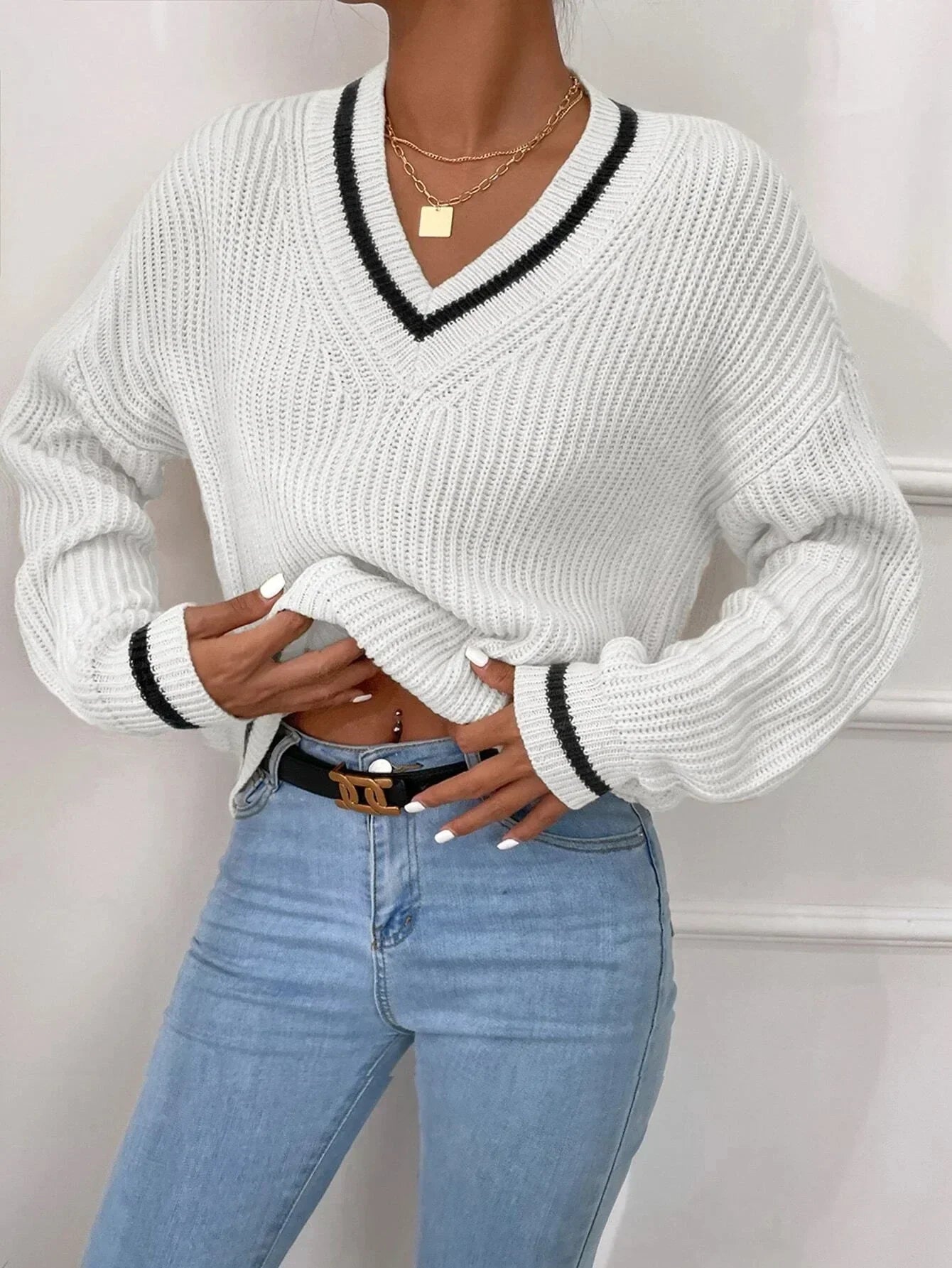 Rina Sweater – Dziewczęcy akcent w codziennej stylizacji