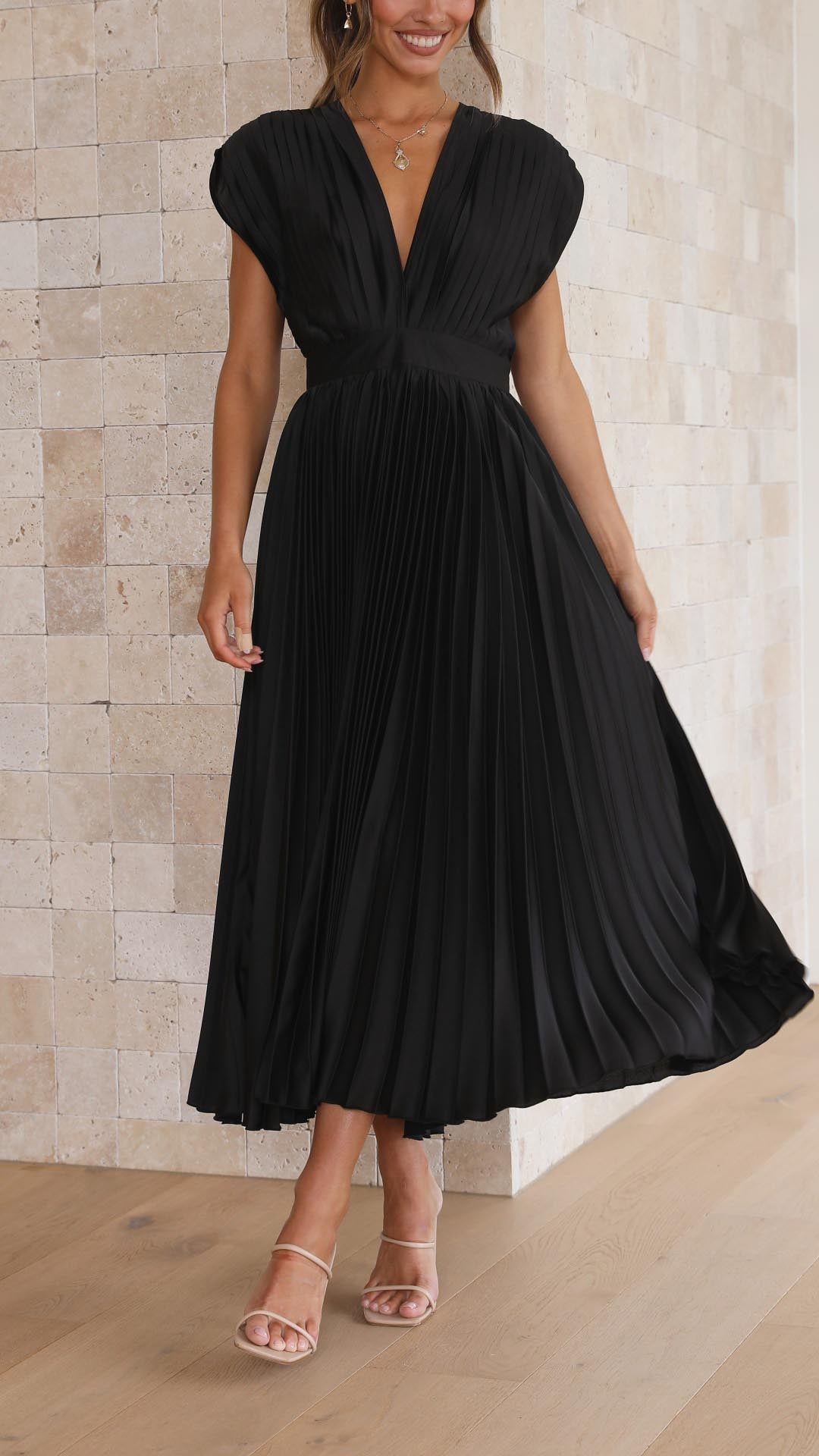 Klara – Ponadczasowa czarna sukienka z elegancją w każdym detalu