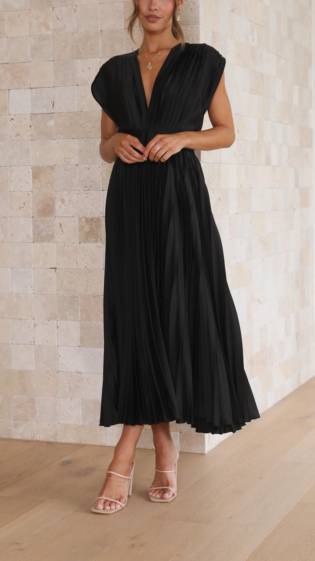 Klara – Ponadczasowa czarna sukienka z elegancją w każdym detalu