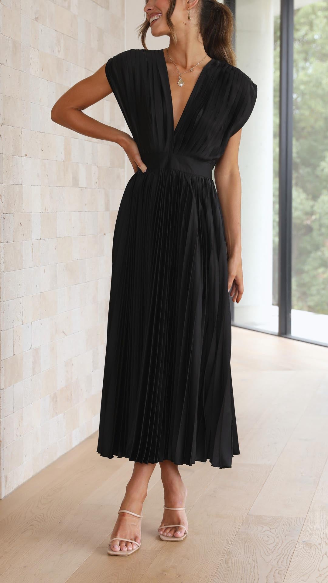 Klara – Ponadczasowa czarna sukienka z elegancją w każdym detalu