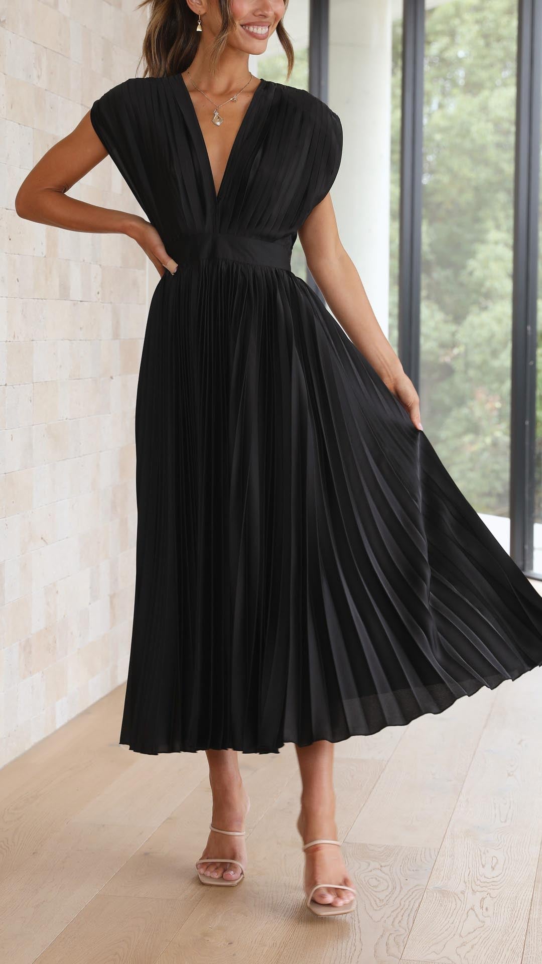 Klara – Ponadczasowa czarna sukienka z elegancją w każdym detalu