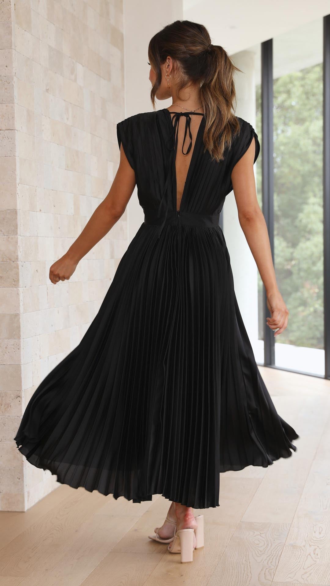 Klara – Ponadczasowa czarna sukienka z elegancją w każdym detalu