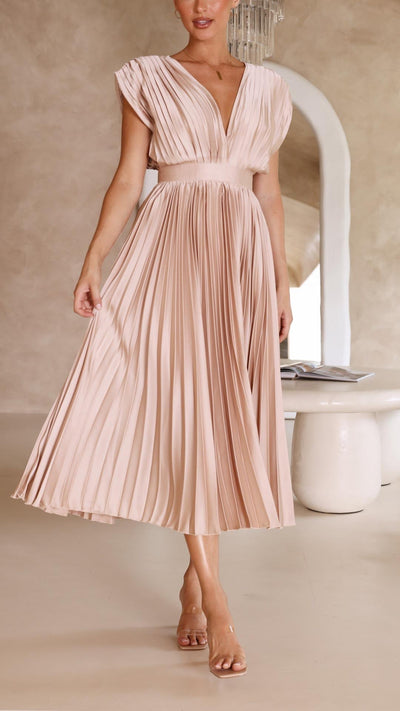 Klara – Ponadczasowa czarna sukienka z elegancją w każdym detalu