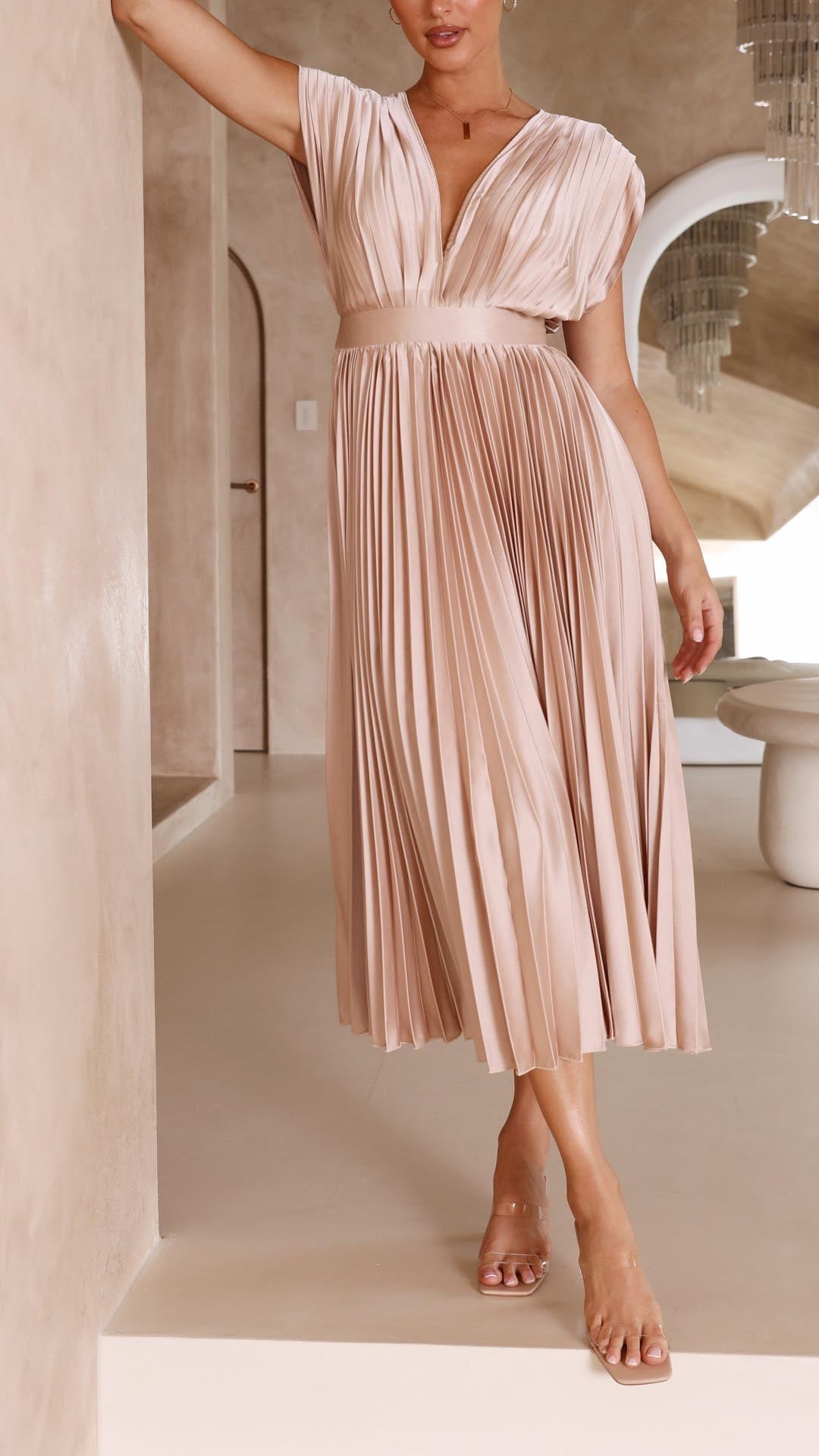 Klara – Ponadczasowa czarna sukienka z elegancją w każdym detalu