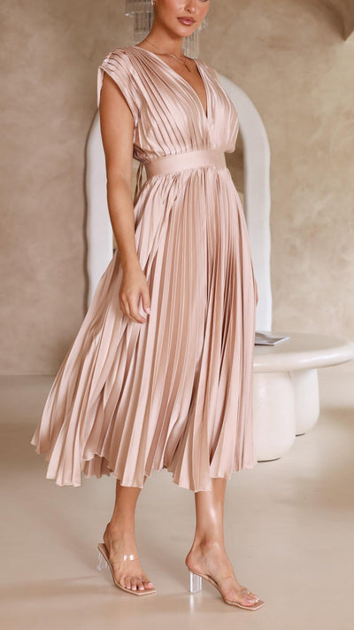Klara – Ponadczasowa czarna sukienka z elegancją w każdym detalu