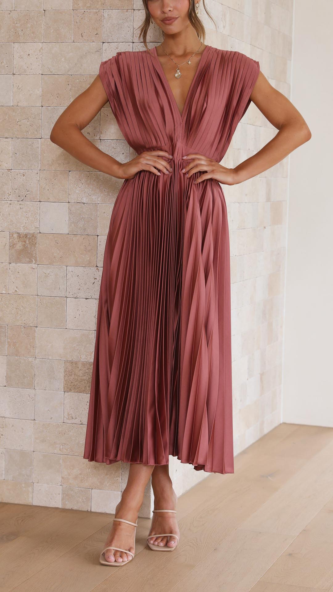 Klara – Ponadczasowa czarna sukienka z elegancją w każdym detalu