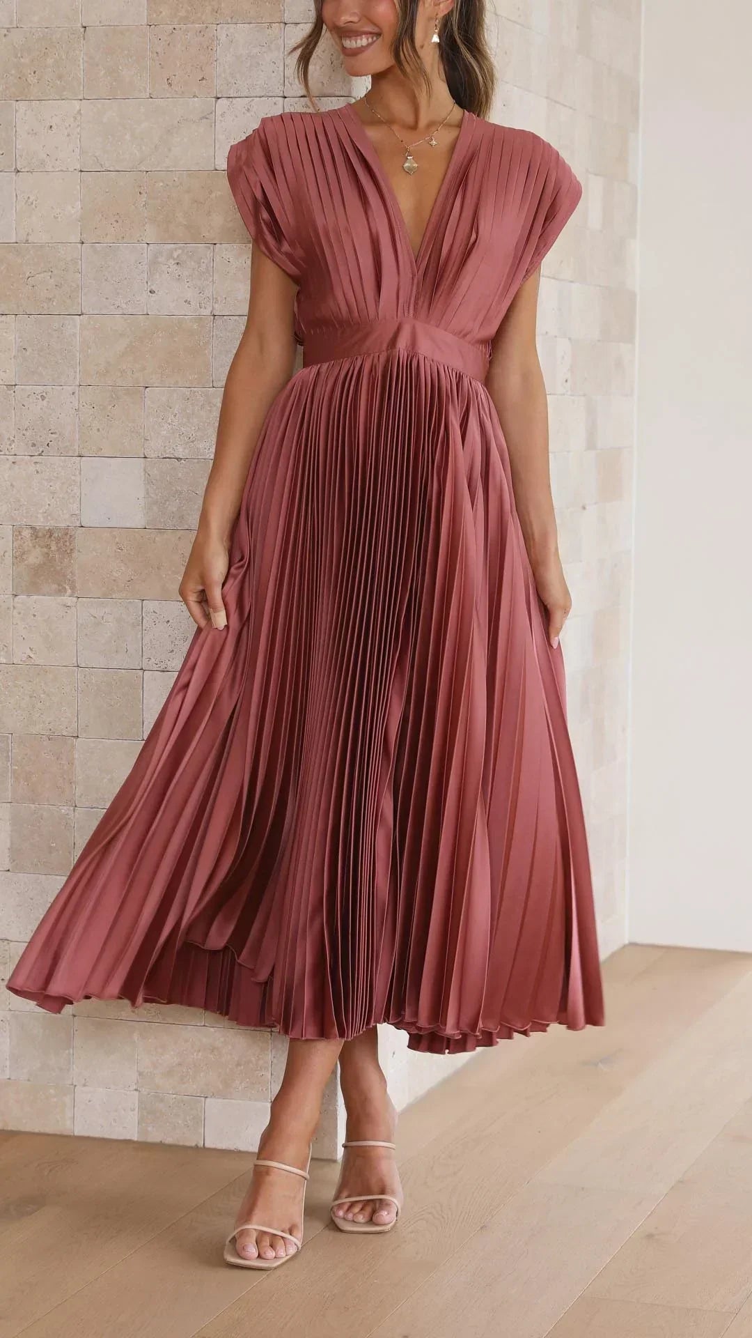 Klara – Ponadczasowa czarna sukienka z elegancją w każdym detalu