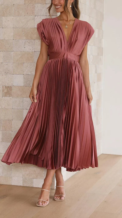 Klara – Ponadczasowa czarna sukienka z elegancją w każdym detalu