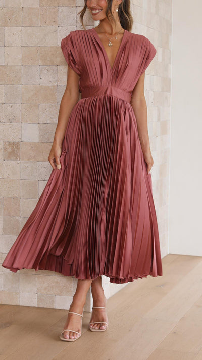 Klara – Ponadczasowa czarna sukienka z elegancją w każdym detalu