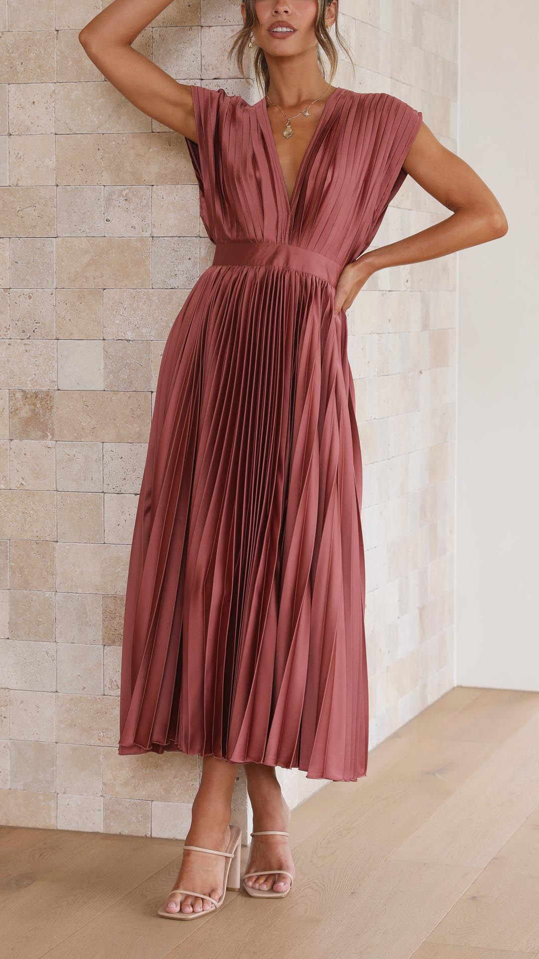 Klara – Ponadczasowa czarna sukienka z elegancją w każdym detalu