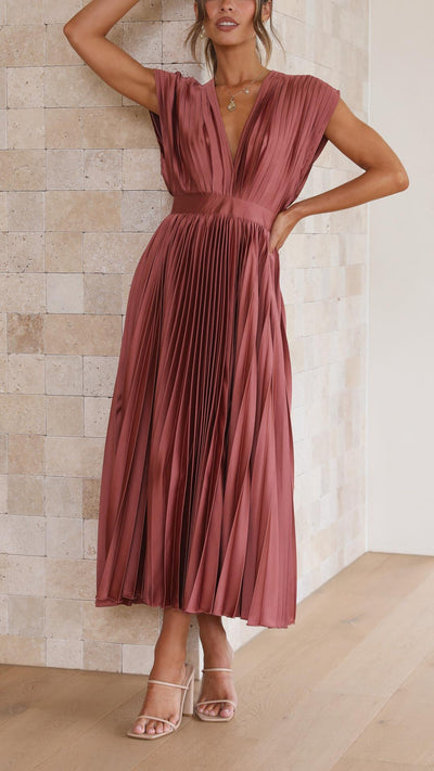 Klara – Ponadczasowa czarna sukienka z elegancją w każdym detalu