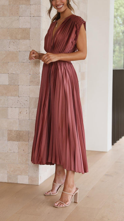 Klara – Ponadczasowa czarna sukienka z elegancją w każdym detalu