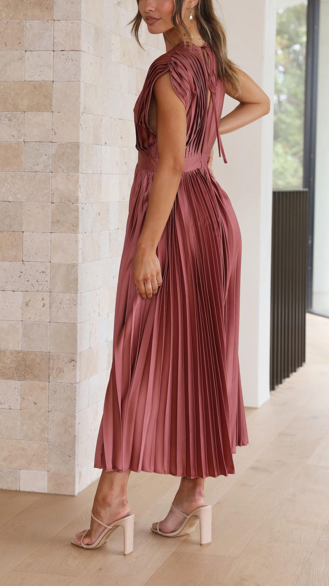 Klara – Ponadczasowa czarna sukienka z elegancją w każdym detalu