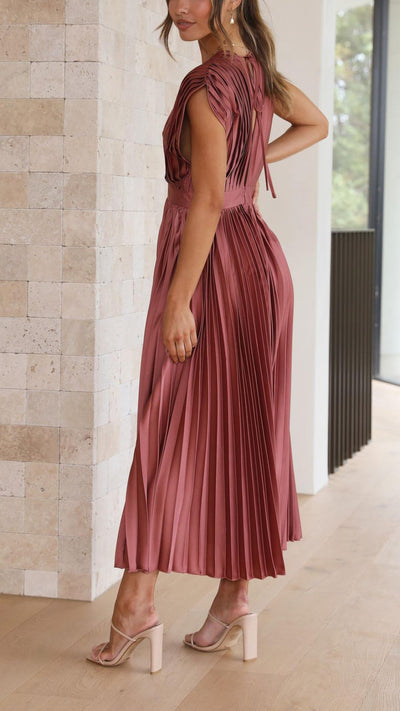 Klara – Ponadczasowa czarna sukienka z elegancją w każdym detalu