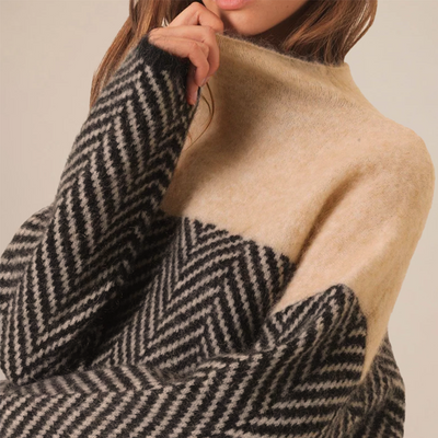 Nora Sweater – Dwukolorowy sweter z geometrycznym wzorem