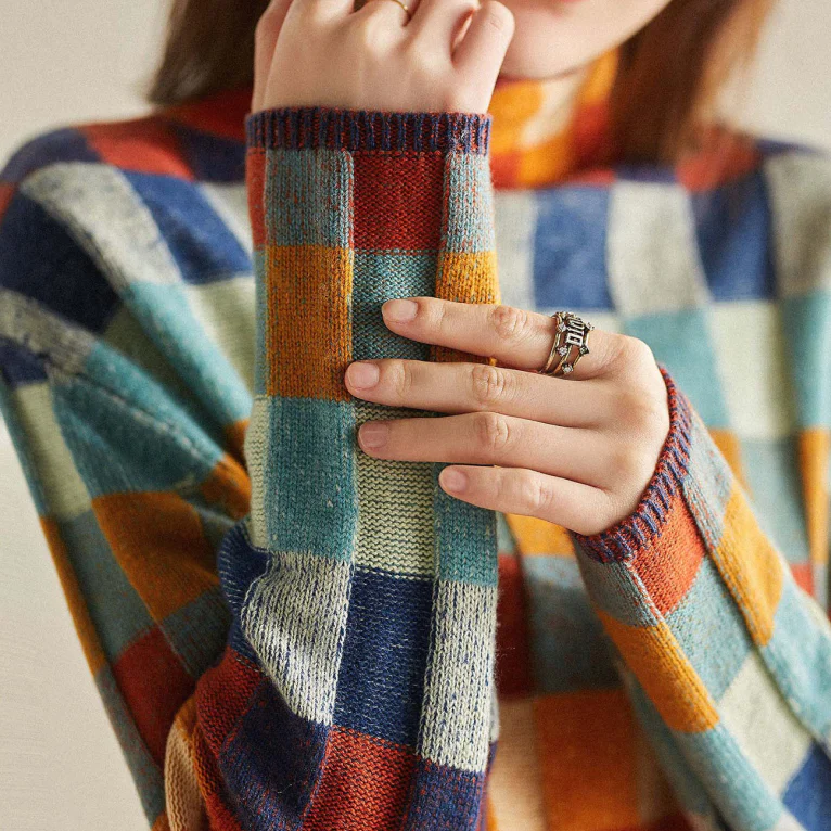 Luna Sweater – Kolorowy sweter w kratę